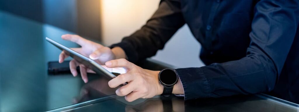 Ein Flottenmanager, der ein Tablet bedient